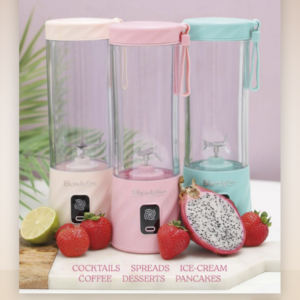 Foto del libro “70 recetas” sobre fondo marrón claro.