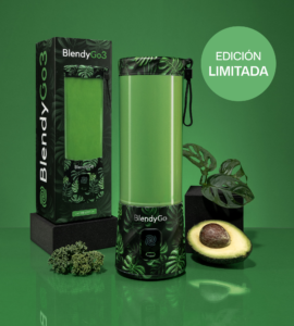 Batidora portátil BlendyGo 3 negra con estampado de hojas de monstera.