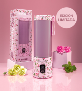 Batidora portátil BlendyGo 3 rosa con estampado de rosas.